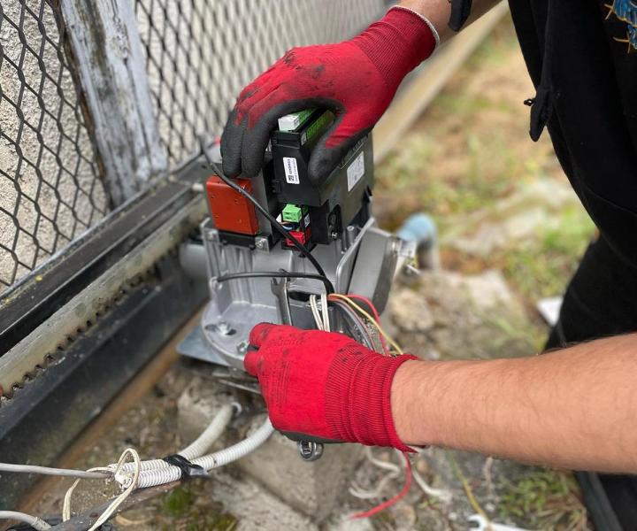 Formés et expérimentés dans le dépannage de portes de garage et portails automatiques, nous intervenons dans un délai rapide à Clermont-Ferrand et ses alentours. 